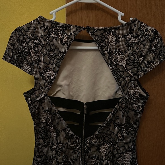 Lacy Windsor Dress - Picture 3 of 3